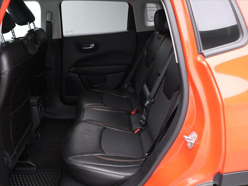 Jeep Compass 2,0 CRDI 125kW Aut 4WD Limited - fotka 13 z 31