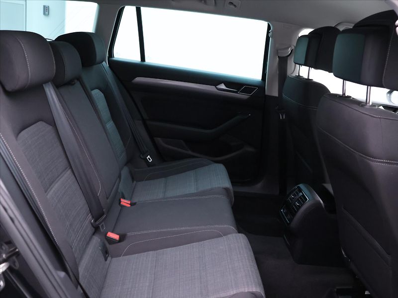 Volkswagen Passat 2,0 TDI 110kW DSG Matrix DPH - fotka 15 z 39