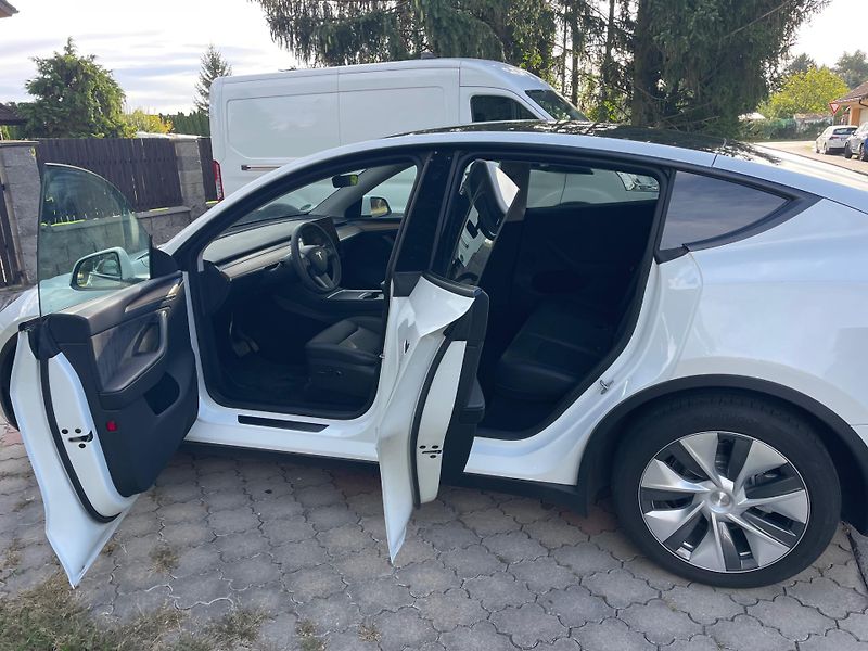 Tesla Model Y RWD 235kw 95,0 % - fotka 13 z 40