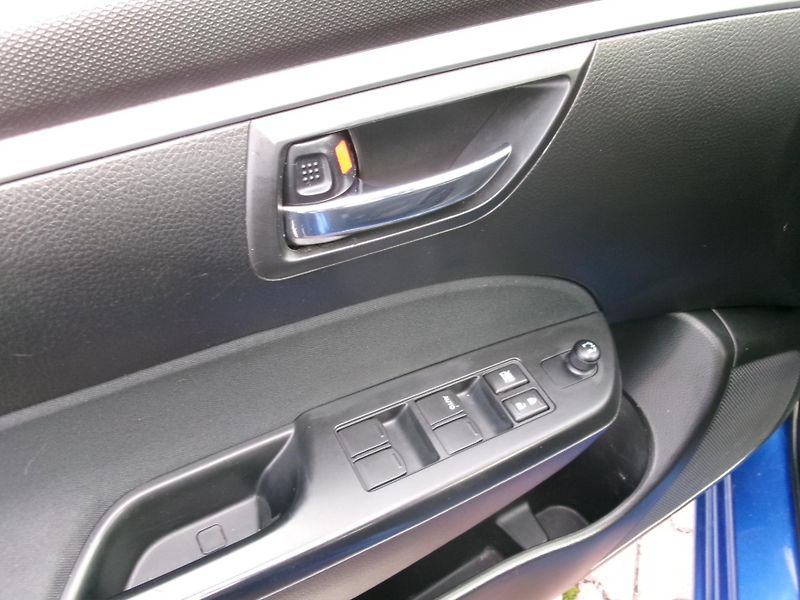 Suzuki Swift (2011) 1,3i KLIMA 4x4 VÝHŘEV USB - fotka 10 z 25