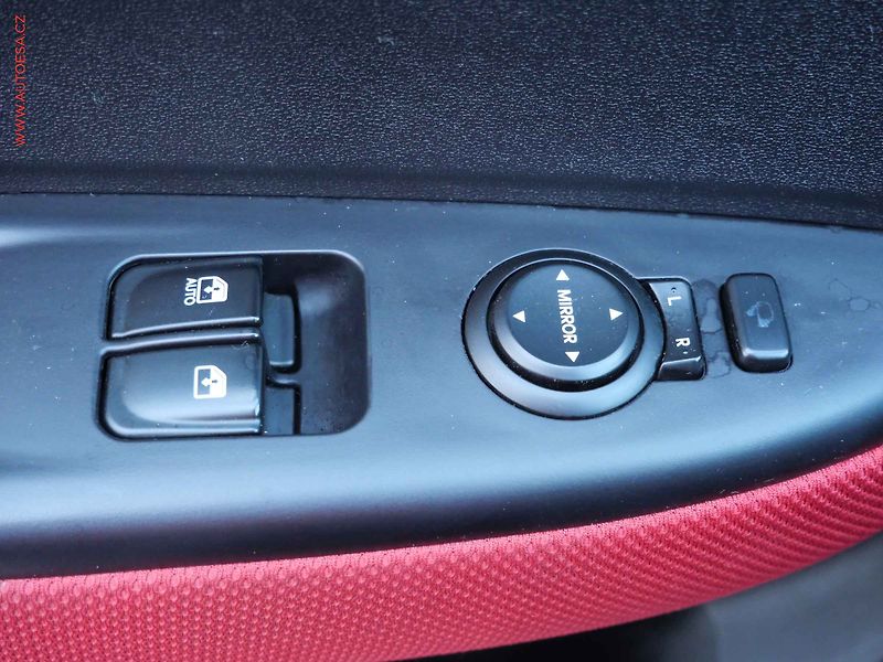 Hyundai i20 (2010) 1.6 i, 2.maj,ČR, STK9/28 - fotka 11 z 17