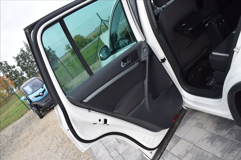 Volkswagen Tiguan 2,0 TDi 81KW R-LINE - fotka 16 z 51