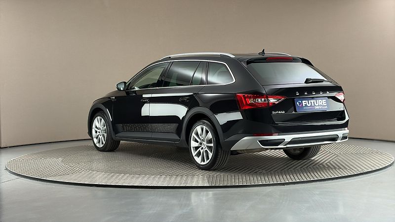 Škoda Superb 2.0 TDI DSG 4x4 Scout Combi - fotka 2 z 29