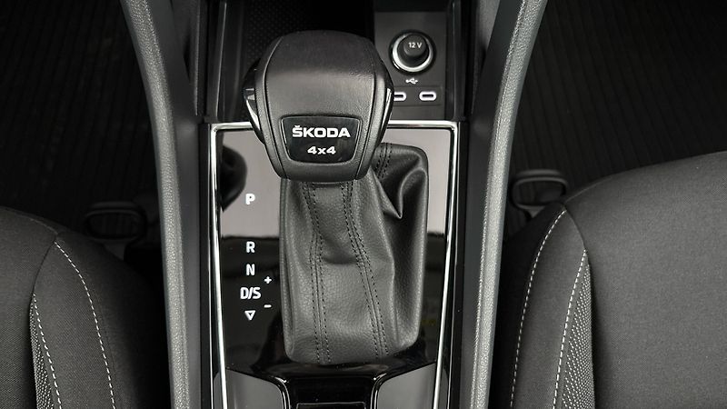Škoda Karoq 2.0 TDI DSG 4x4 Ambition - fotka 24 z 27