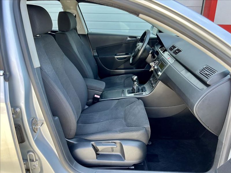 Volkswagen Passat 2,0 FSI  COMFORTLINE - fotka 19 z 28