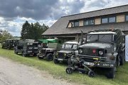 Veterány soutěžící o Zlomenou poloosu na své základně na Jalovci u Číchova