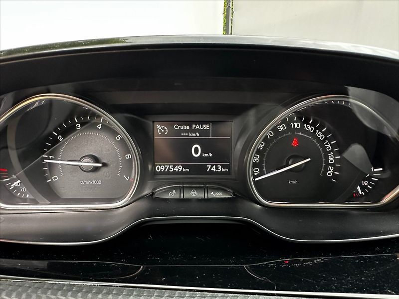 Peugeot 2008 1,2 i 60kW PureTech, ČR,1.maj - fotka 20 z 35