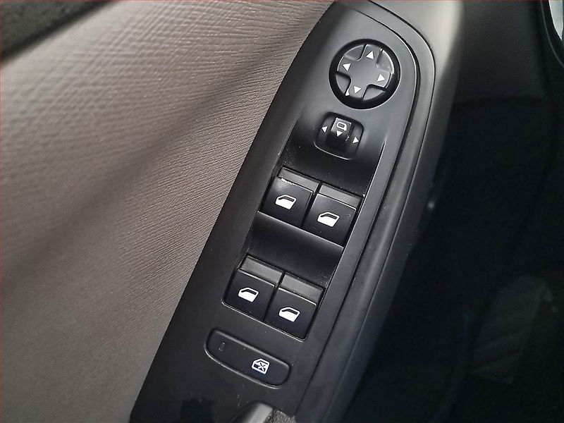 Citroën C4 Picasso (2014) 1.6 HDi, Automat, 7 míst, Navi - fotka 17 z 20