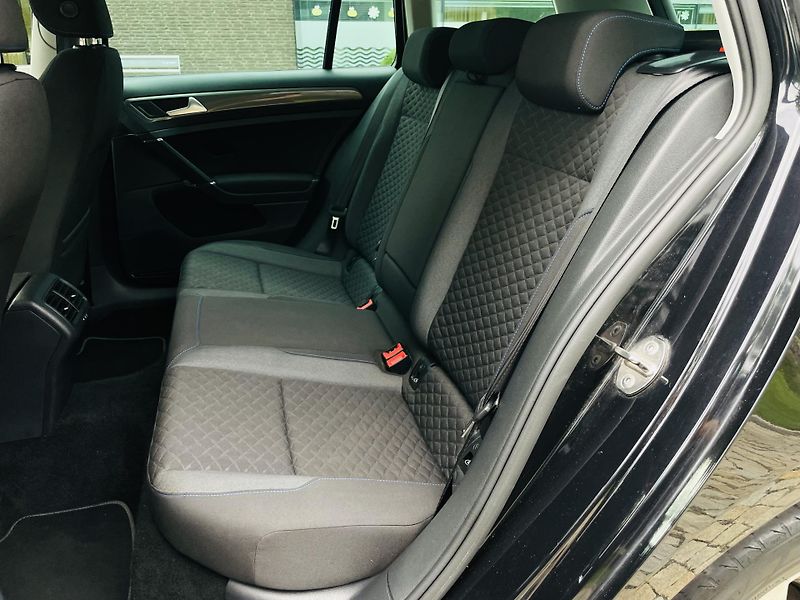 Volkswagen Golf 1.0TSI MANUÁL VÝHŘEV TAŽNÉ  - fotka 25 z 38