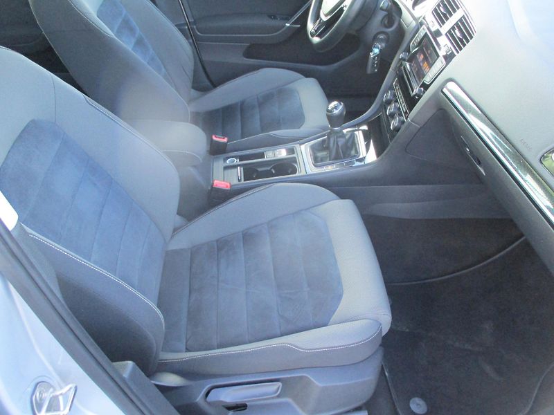Volkswagen Golf 2.0TDi 110kW HIGHLINE L+Z PNEU - fotka 27 z 45