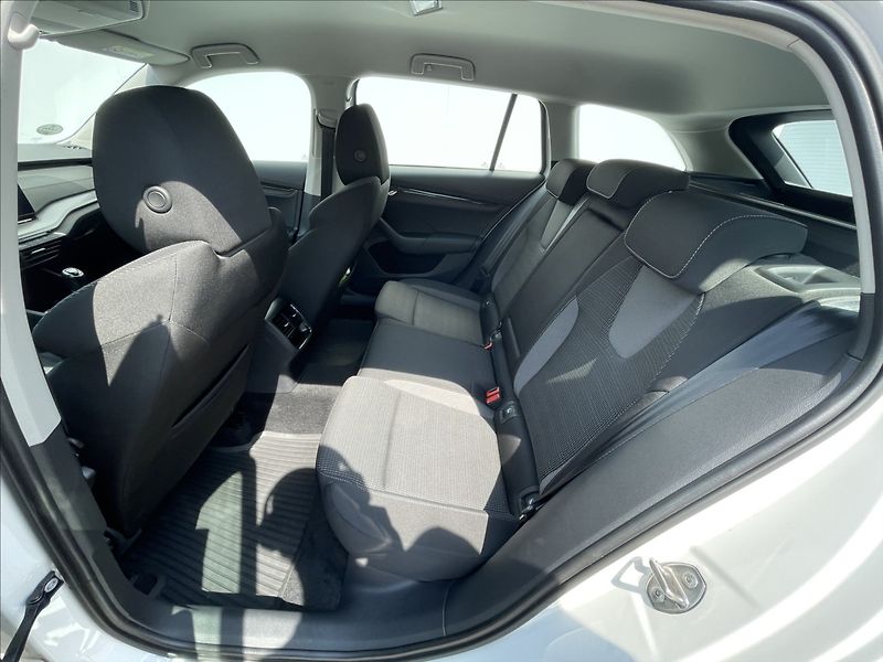 Škoda Octavia 2,0 TDI Combi Ambition Plus - fotka 16 z 24