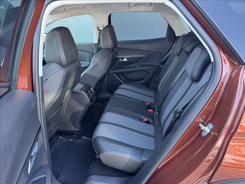 Peugeot 3008 1,2 i ALLURE DPH 1.maj původČR - fotka 19 z 50