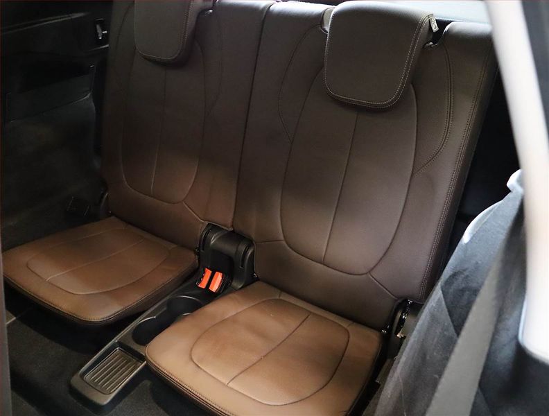 BMW Řada 2 (2021) Luxury Line 216d Gran Tourer - fotka 24 z 25