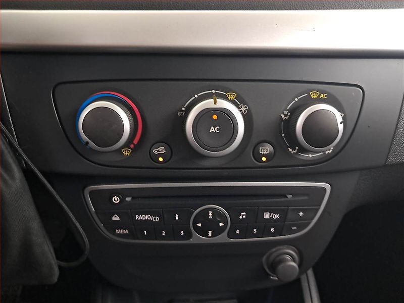 Renault Fluence (2010) 1.6 16V, po STK, servisované - fotka 19 z 22