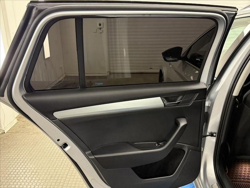 Škoda Superb 2,0 TDI ČR DSG NAVI CARPLAY - fotka 31 z 35