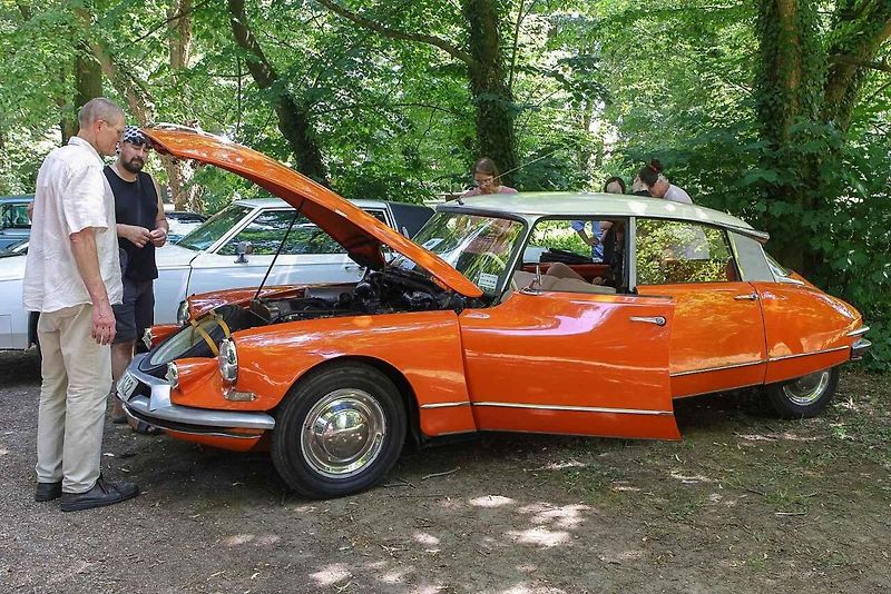 Veteránská Jízda Jiřího Kristiána Lobkowicze a výstava historických vozidel v Křimicích.