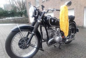 Takhle vypadá, když je na řídítkách motocyklu umístěn žlutý šátek a motorkář dává ostatním signál, že má problém. Na snímku je BMW R513 z roku 1952.