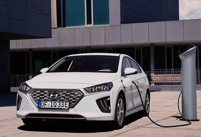 Dvě výkonné motory pod kapotou má čím dál více vozů