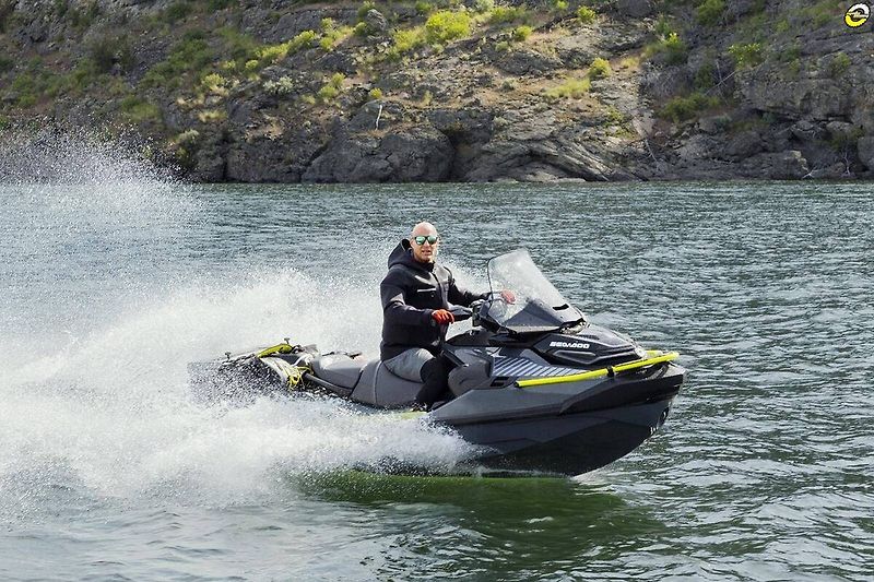 Sea Doo (2027) Explorer PRO 3-up 230hp iDF Au - fotka 4 z 5