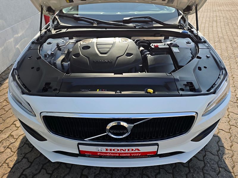 Volvo V90 (2019) 2.0 D4 Momentum 140kW 8AT - fotka 8 z 43