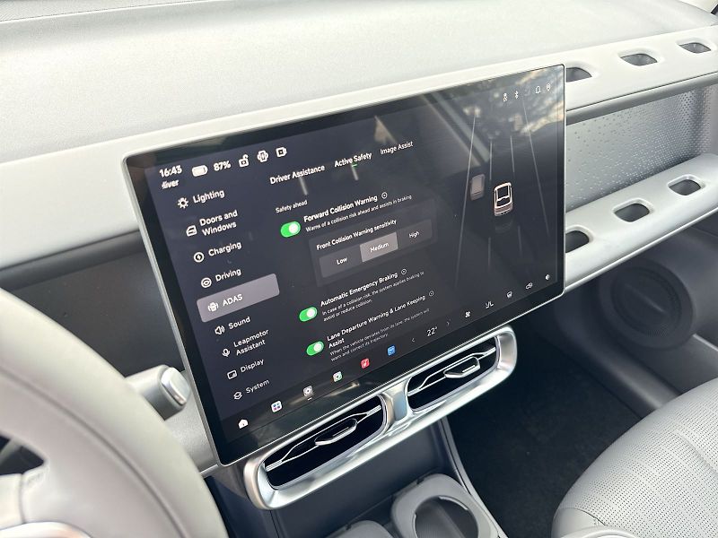 Leapmotor B10 (2026) DESIGN HYBRID EV 18,8 kWh - fotka 18 z 30