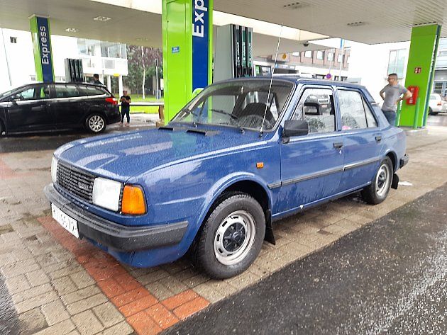 Se škodovkou na čerpací stanici v Oulu., zdroj: Se svolením Davida Klemsy