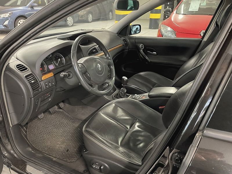 Renault Laguna (2006) 2.0 dCi, 127kW, Initiale Paris - fotka 3 z 6
