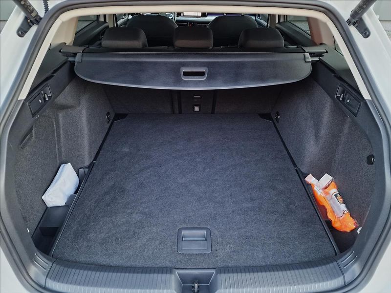 Volkswagen Golf 2.0TDI 85kW Life Variant,1Maj - fotka 16 z 50