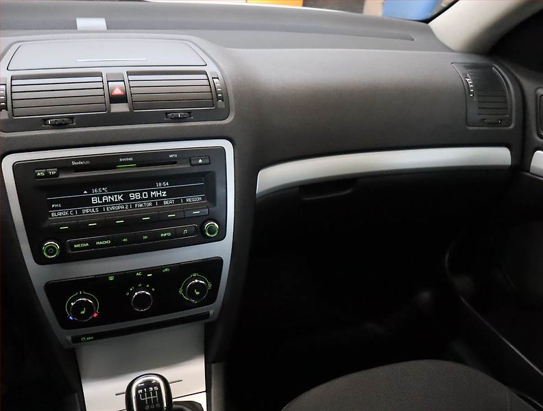 Škoda Octavia (2011) 1.8 TSI, Xenony, Tempomat - fotka 8 z 17
