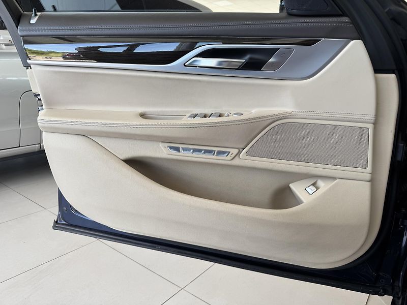 BMW Řada 7 750i xDrive*Laser*NočníVidění - fotka 33 z 47