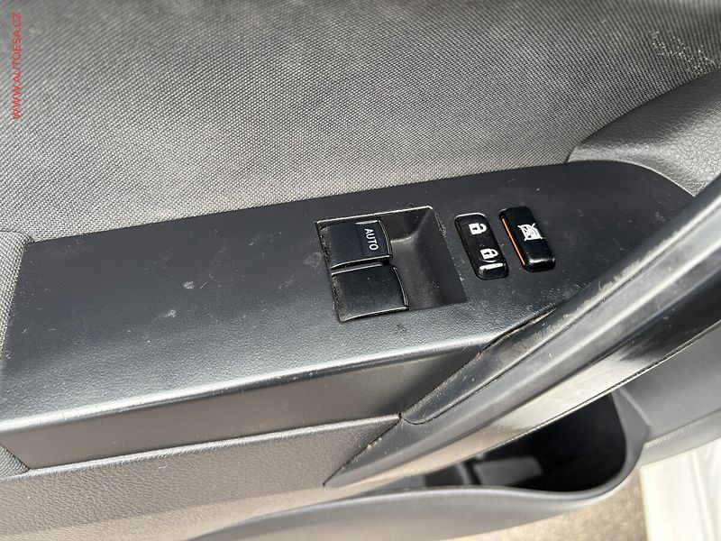 Toyota Auris (2015) 1.6i, ČR, autoAC - fotka 12 z 14