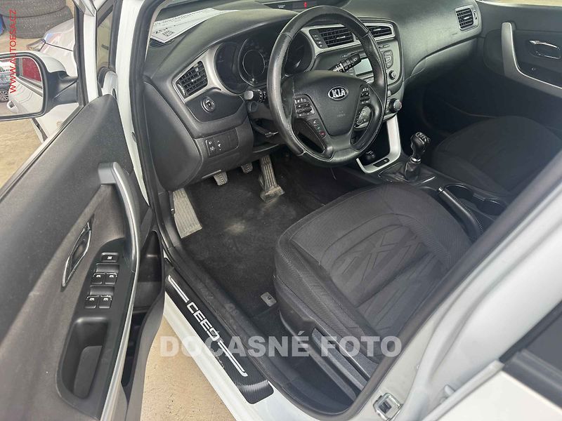 Kia Ceed (2017) 1.6CRDi, ČR, AC, tempo, park - fotka 3 z 3