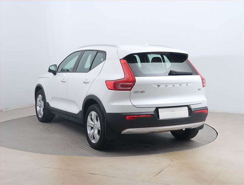 Volvo XC40 (2021) B4 - fotka 4 z 15