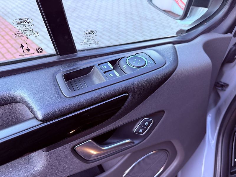 Ford Tourneo Custom 2.0 EcoBlue Titanium L2, ČR, 8 - fotka 17 z 32