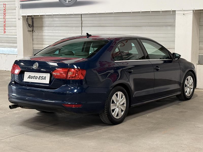 Volkswagen Jetta (2012) 1.4TSi, AC, výhřev sed - fotka 6 z 19