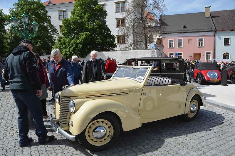 Stovka nablýskaných motocyklů a automobilů předválečné a meziválečné éry vyrazila v neděli z Horního náměstí v Přerově na spanilou jízdu regionem. Nejstarší účastnicí byla osmaosmdesátiletá Libuše Šulcová, která na trasu vyrazila na motocyklu BSA 770 se s