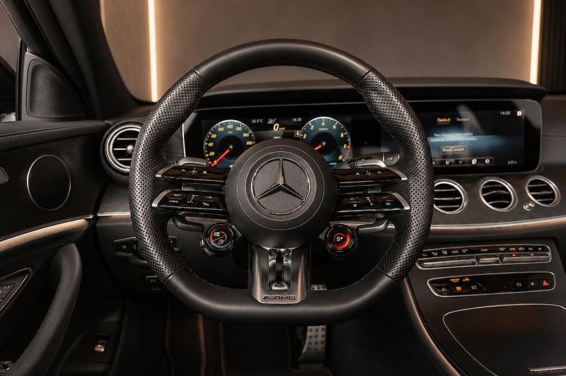 Mercedes-Benz Třídy E (2022) 53-AMG-4M-PANO-DIS-360-GTsport - fotka 9 z 14