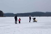 U Horní Plané se na zamrzlém Lipně vesele bruslí. Sem tam tudy ale na druhý břeh přejede i auto. Jen o pár set metrů dál přitom stále jezdí přívoz