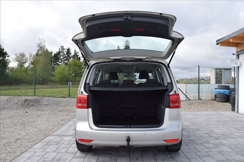 Volkswagen Touran 1,4 i 103KW AUTOMAT TAŽNÉ NAVI - fotka 12 z 44