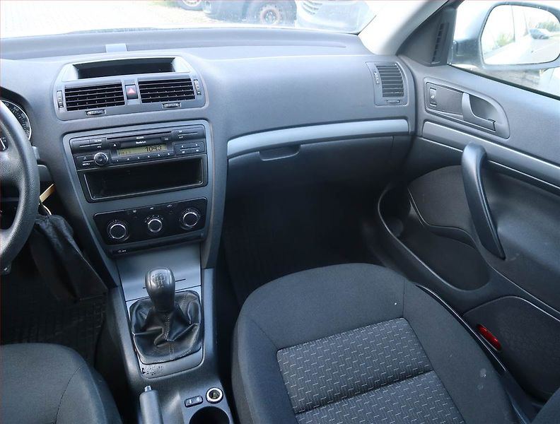 Škoda Octavia (2011) Ambiente 1.6 TDI - fotka 8 z 13
