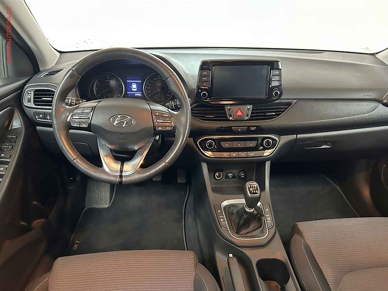 Hyundai i30 (2023) 1.5 DPi, ČR, AC, výhřev sed - fotka 8 z 15