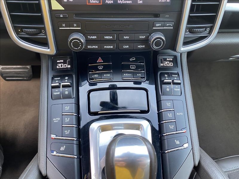 Porsche Cayenne 3,0 D  PLATINUM EDITION SPORT - fotka 33 z 44