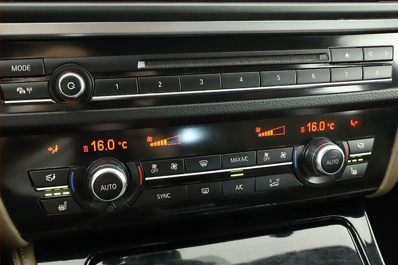 BMW Řada 5 (2015) Individual 530d xDrive, 4X4 - fotka 16 z 21