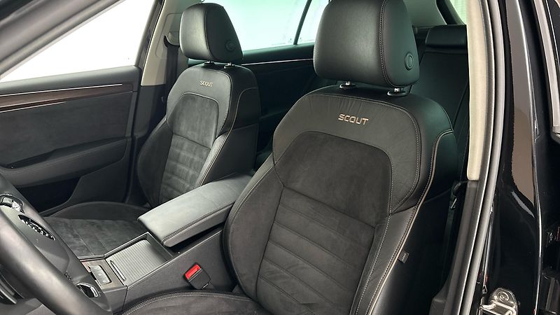 Škoda Superb 2.0 TDI DSG 4x4 Scout Combi - fotka 14 z 29