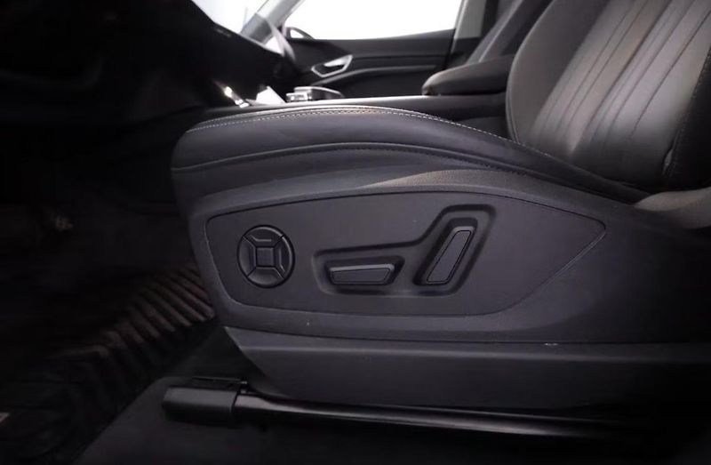 Audi Q8 e-tron 55 Quattro Kamera SoH 92% LED - fotka 17 z 27