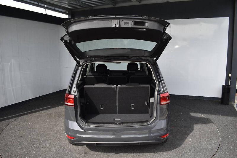 Volkswagen Touran (2023) 1.5TSI 110kW 7 míst, LED - fotka 10 z 25