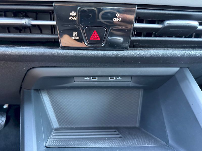 Volkswagen Golf (2025) 1.5 TSI 85kW People - fotka 28 z 35