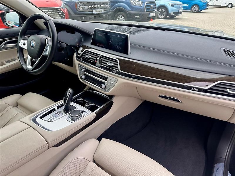 BMW Řada 7 4,4 750i xDrive 390 kW DPH - fotka 21 z 40
