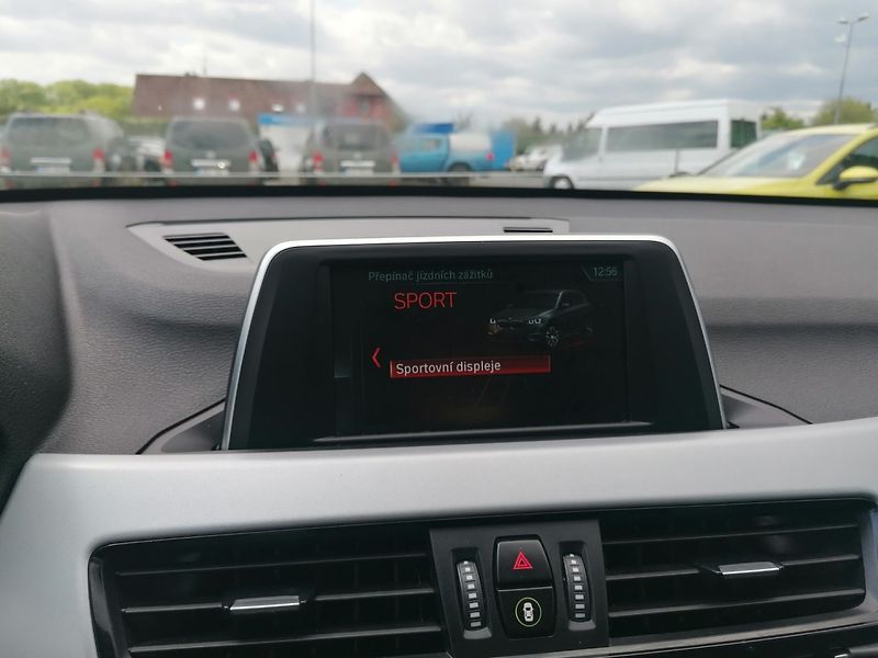 BMW X1 (2020) 18D 110kw X-Drive ČR LED - fotka 15 z 25