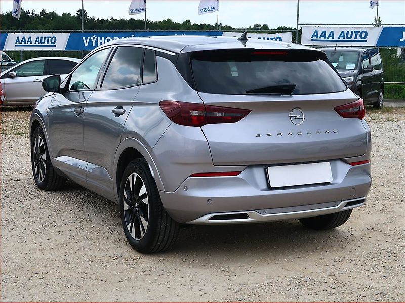 Opel Grandland X (2022) Edition Business 1.2 Turbo - fotka 4 z 17